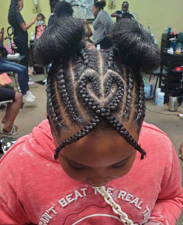 This single mom is braiding kids' hair for free to help other struggling  parents