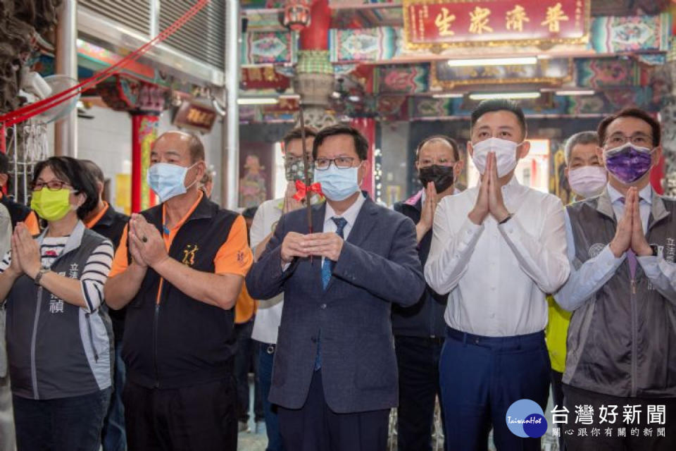 市長至龍元宮參香祈福，祈求五穀爺庇佑，讓百工百業平安豐收，龍潭大建設、大進步。