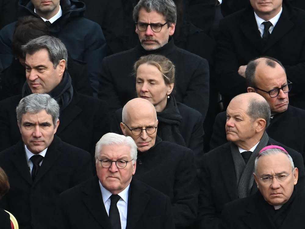 Deutsche Spitzenpolitiker wohnen der Trauerzeremonie von Benedikt XVI. im Vatikan bei, darunter Bundeskanzler Olaf Scholz (rechts Mitte), Bundespräsident Frank-Walter Steinmeier (unten Mitte) sowie CDU-Chef Friedrich Merz (rechts oben) und CSU-Chef Markus Söder (links oben). (Bild: ILIPPO MONTEFORTE/AFP via Getty Images)