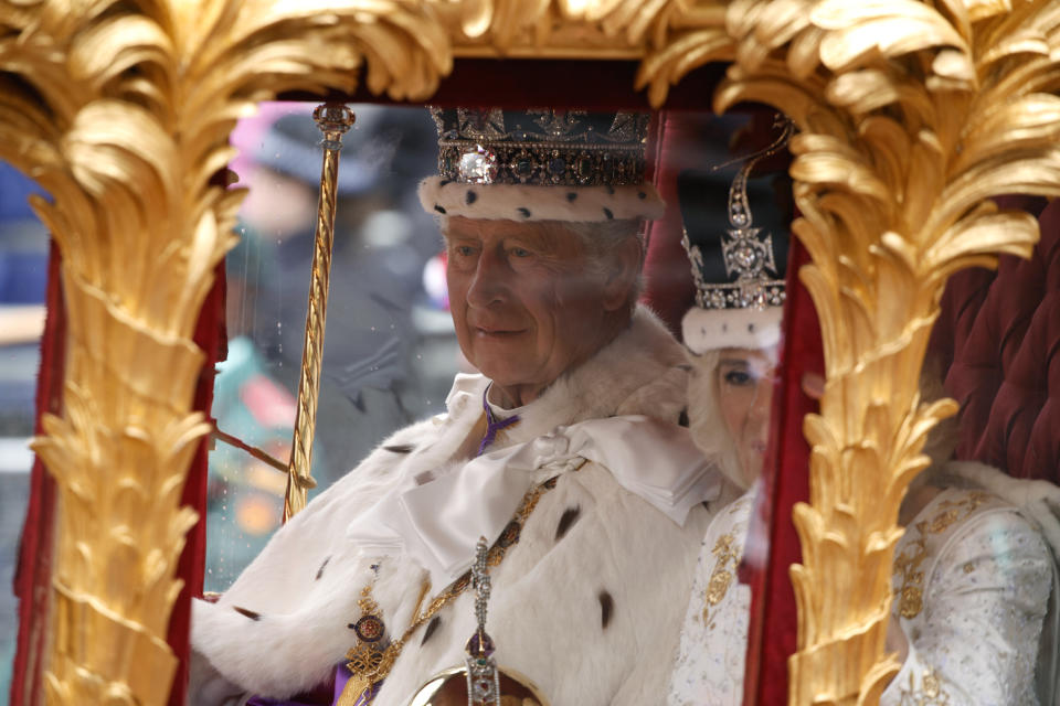 El rey Carlos III y la reina Camila de Gran Bretaña viajan en el Carruaje Dorado de Estado de regreso al Palacio de Buckingham desde la Abadía de Westminster después de la coronación en Londres, el sábado 6 de mayo de 2023. (Foto AP/David Cliff)