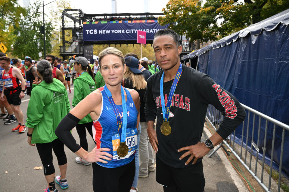 amy robach and tj holmes pose at the 2022 new york city marathon