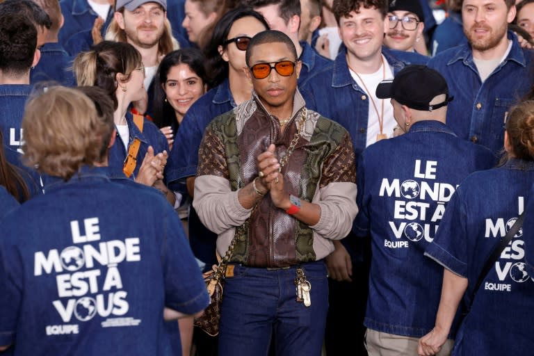 El cantante y diseñador estadounidense Pharrell Williams (c) recibe el aplauso del público al final de su desfile para la firma Louis Vuitton en la Semana de la Moda de París, el 18 de junio de 2024 (Geoffroy van der Hasselt)