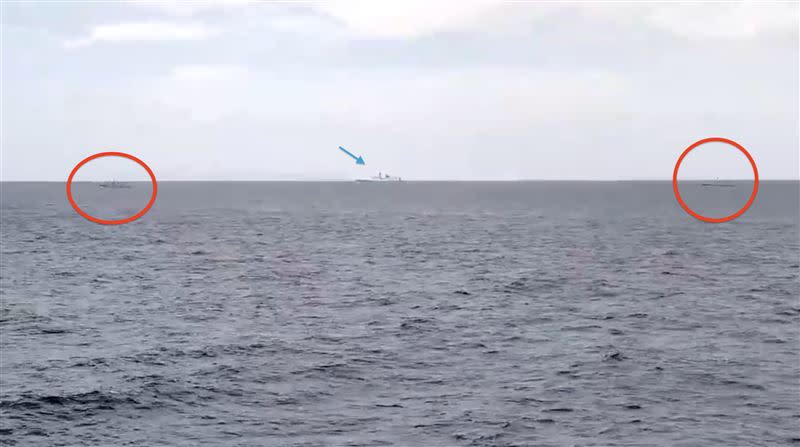 陸湘陽艦(藍箭頭），出現在鵝鑾鼻西南28.58浬處，由海軍光華飛彈64、68快艇（紅圈）及海巡署澎湖艦共同應對驅離。（圖／海巡署提供）