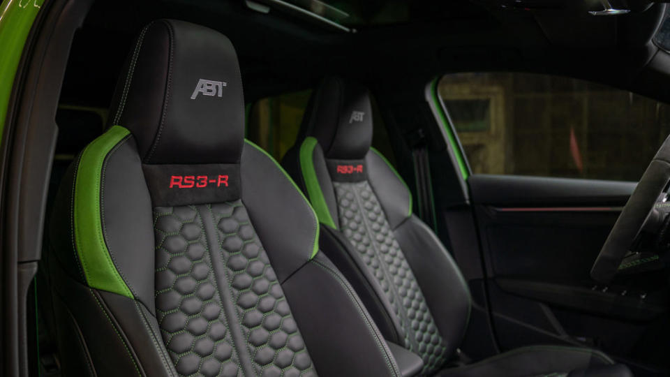 RS 3-R Sportback座椅與頭枕都有專屬電繡紋飾。(圖片來源/ Abt Sportsline)