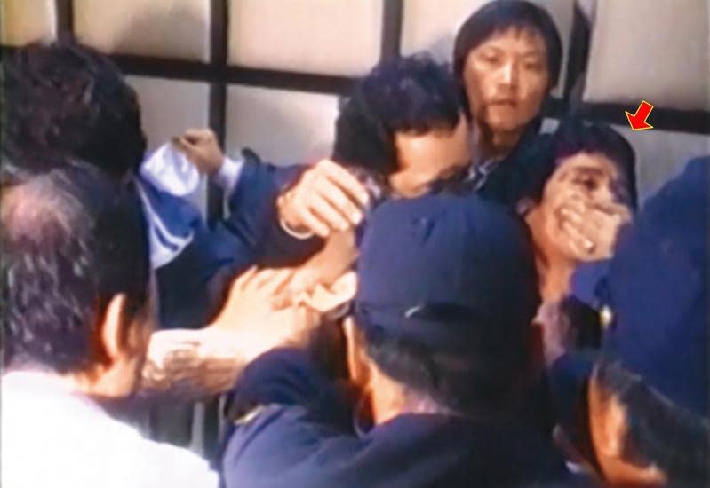 犯下14起命案的吳新華（箭頭處）被捕後一度奪刀自盡，被警方制伏。（東森新聞提供）