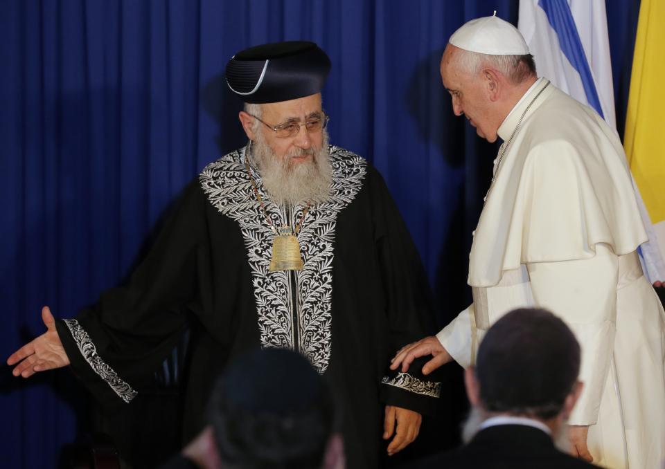 Rabbi Yitzhak Yosef (pictured with Pope Francis) reportedly blessed Ivanka Trump and Jared Kushner. (Photo: Getty Images)