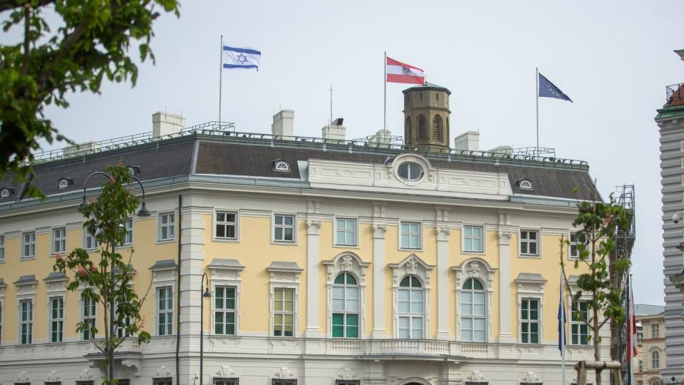 Die Flagge Israels ist auf dem Bundeskanzleramt gehisst. Aus Solidarität mit Israel haben Österreichs Kanzler Kurz und Außenminister Schallenberg auf ihren Amtsgebäuden die Flagge Israels hissen lassen.