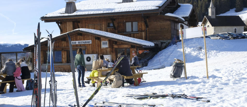 La station de La Clusaz, en décembre. Le groupe Azureva garde ses résidences ouvertes, mais sans espoir de rentabilité.
