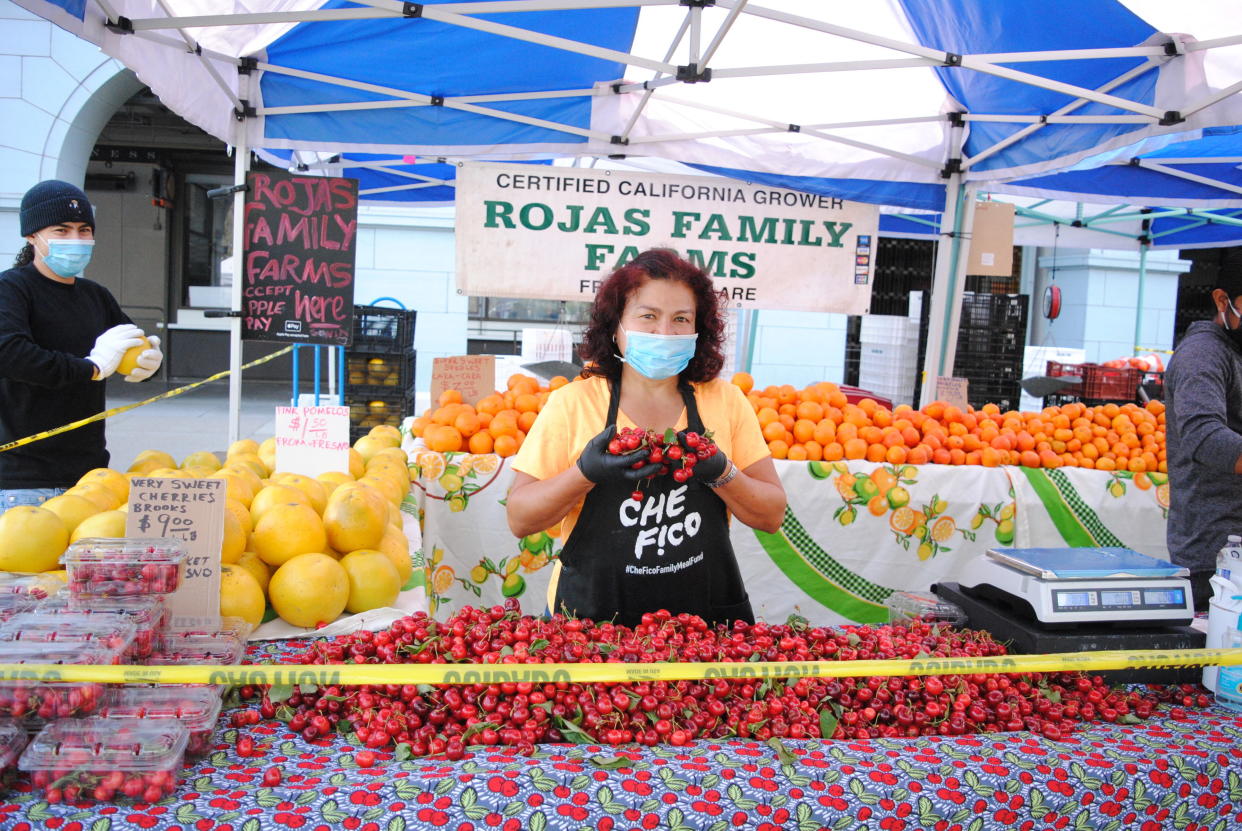 Farmers and shoppers alike are asked to wear masks at the Ferry Plaza Farmers Market in San Francisco. (Photo: Ferry Plaza Farmers Market)