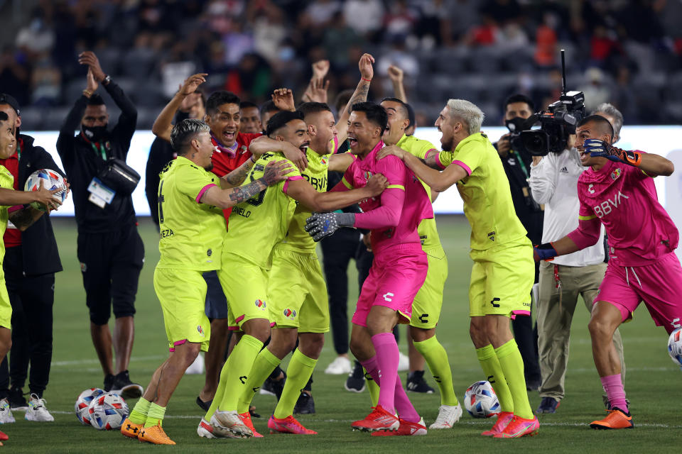 Los jugadores de la Liga MX celebrando un juego de habilidad que le ganaron al equipo representativo de la MLS, en 2021 (Foto de: Ronald Martinez/Getty Images)