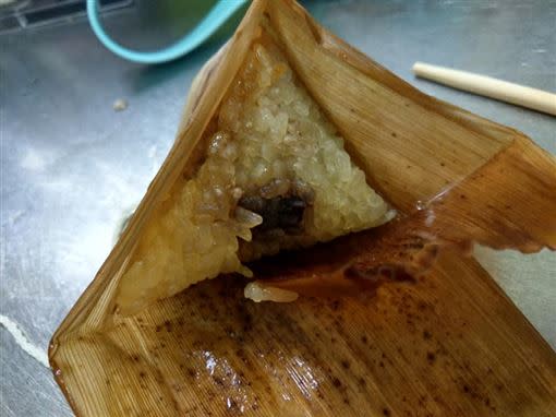 雖然蒸熟後可食用，但口感像熱熱的軟飯，跟鹼粽QQ的口感有差。（圖／翻攝自 爆怨公社 ）