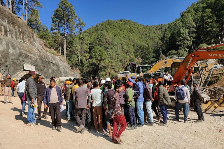 Trabajadores de rescate en el lugar donde se derrumbó un túnel en el distrito de Uttarkashi