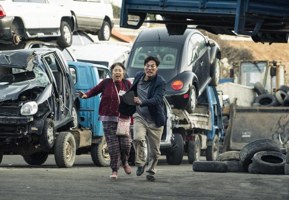 《名偵探奶奶》母子倆決定自力救濟找出車禍真凶，一路路遇到許多妙事。（威望國際）