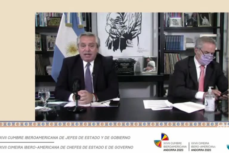 Alberto Fernández y Felipe Solá durante la Cumbre Iberoamericana