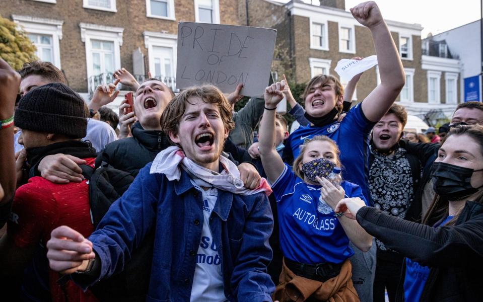 Chelsea Football Club fans celebrate outside the team's Stamford Bridge stadium on April 20, 2021 in London, England, after it was announced that Chelsea Football Club would seek to withdraw from the new European Super League. Six English premier league teams had announced they were part of plans for a breakaway European Super League. Arsenal, Manchester United, Manchester City, Liverpool, Chelsea and Tottenham Hotspur will join 12 other European teams in a closed league similar to that of the NFL American Football League. In a statement released last night, the new competition "is intended to commence as soon as practicable" potentially in August. - Rob Pinney /Rob Pinney 