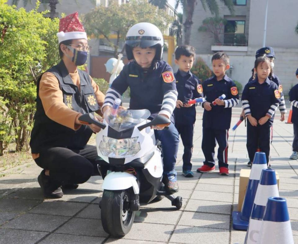 一分局舉辦「童趣聖誕節」宣導活動，小朋友化身小小警察。（一分局提供）