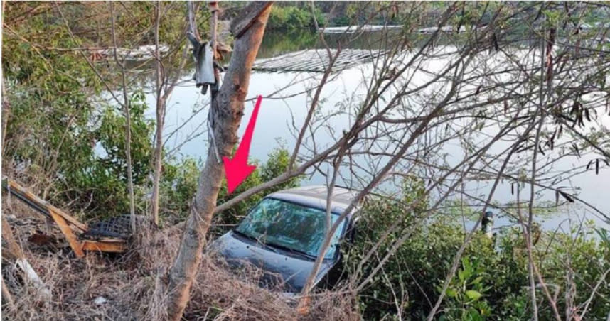 台南一位老翁開車衝進魚塭，卻被發現漂浮在副駕旁的水面死亡，詳細原因仍待警方釐清。（圖／翻攝畫面）