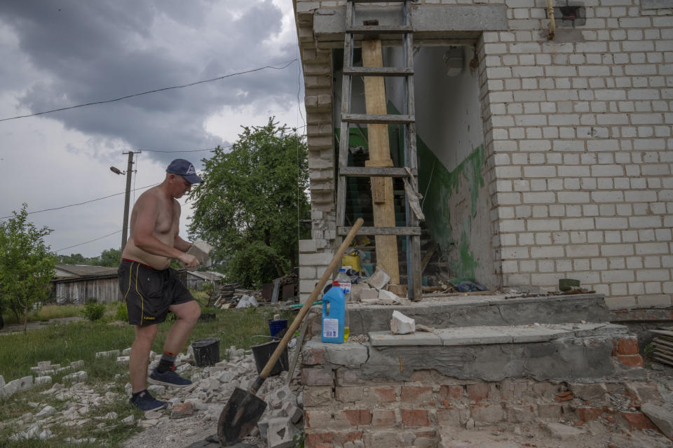 Un hombre reconstruye su hogar, alcanzado por los ataques rusos, en la localidad de Yahidne, en la región de Cherníhiv, en el norte de Ucrania, el 29 de junio de 2022. Meses después de la retirada de las tropas rusas de Yahidne, el pueblo ha regresado gradualmente a la vida. La población está reparando sus viviendas y el potente viento arrastra a veces el olor amargo de las cenizas. (AP Foto/Nariman El-Mofty)