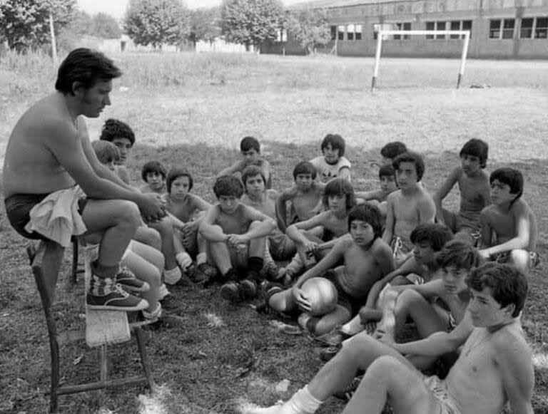 Los jóvenes futbolistas con su DT, Francis Cornejo (Foto: X @WalterRotundo)