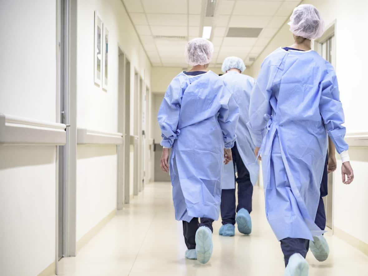 Doctors at Lachine Hospital are pooling $90,000 of their own money to be able to offer $15,000 bonuses to respiratory nurses willing to work at the hospital. (Radio-Canada - image credit)