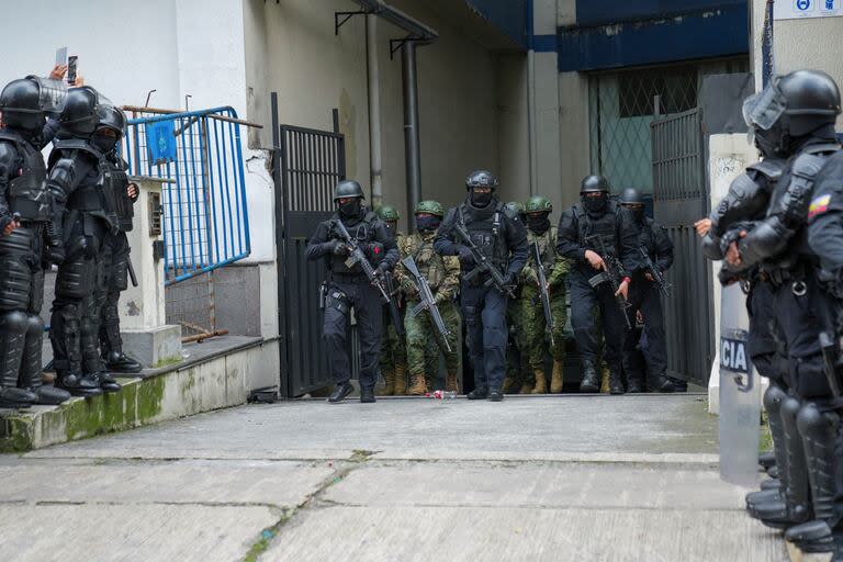 Policías y soldados custodian el centro de detención donde estuvo detenido el exvicepresidente ecuatoriano Jorge Glas después de que la policía irrumpiera en la embajada de México para arrestarlo, el sábado 6 de abril de 2024, en Quito, Ecuador.