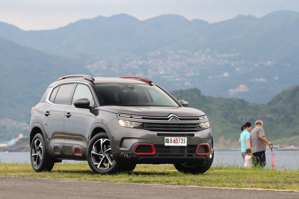 Citroen C5 Aircross 目前僅公佈預售價格，共分三個等級，預售價分別為138.8萬、146.8萬、155.8萬。