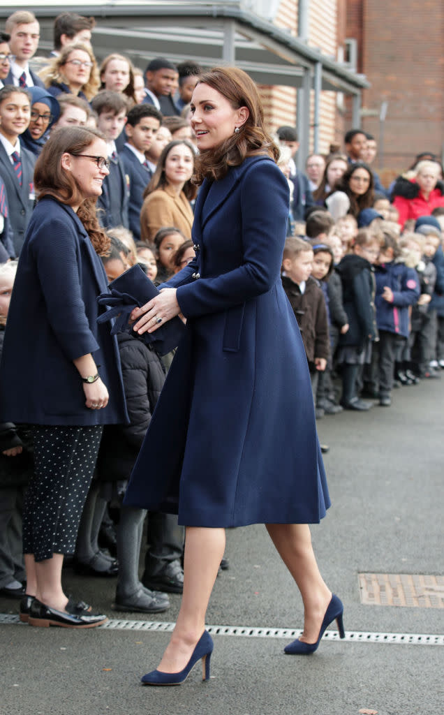 <p>Am 10. Januar 2018 startete die Herzogin von Cambridge ihre royalen Verpflichtungen mit einem Besuch der Reach Academy Feltham. Für diesen bedeutsamen Anlass wählte Kate Middleton einen blauen Mantel von Hobbs über einem 74 Euro teuren Umstandskleid von Seraphine. Aber es war nicht das erste Mal, dass sie diesen Look trug. Zum ersten Mal zeigte sie sich damit, als sie mit Prinzessin Charlotte schwanger war. <em>[Bild: Getty]</em> </p>