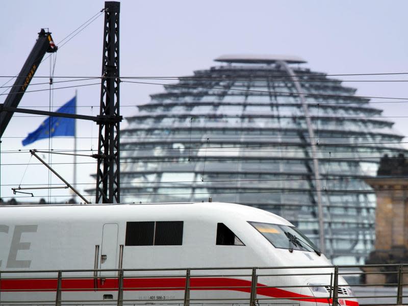 Allein in ihrer Zentrale will die Bahn außerdem bis zum Jahr 2020 rund 700 Millionen Euro einsparen. Foto: Soeren Stache