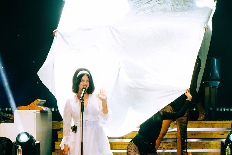 Lana Del Rey, vestida de novia, cerró la última fecha de Lollapalooza