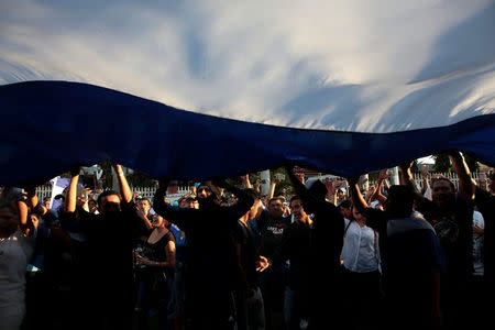 Demonstrators hold up a large Nicaraguan flag during a protest against police violence and the government of Nicaraguan President Daniel Ortega in Managua, Nicaragua April 23, 2018. REUTERS/Oswaldo Rivas