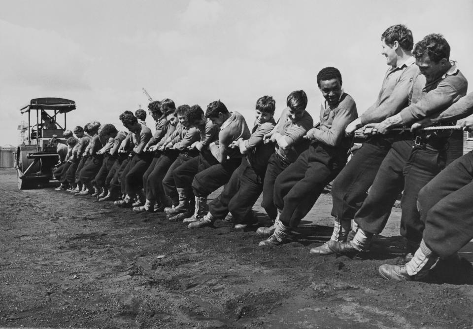 1968 年在英格蘭普利茅斯舉行的拔河訓練。 (相片由 Keystone-France/Gamma-Keystone 透過 Getty Images 提供)