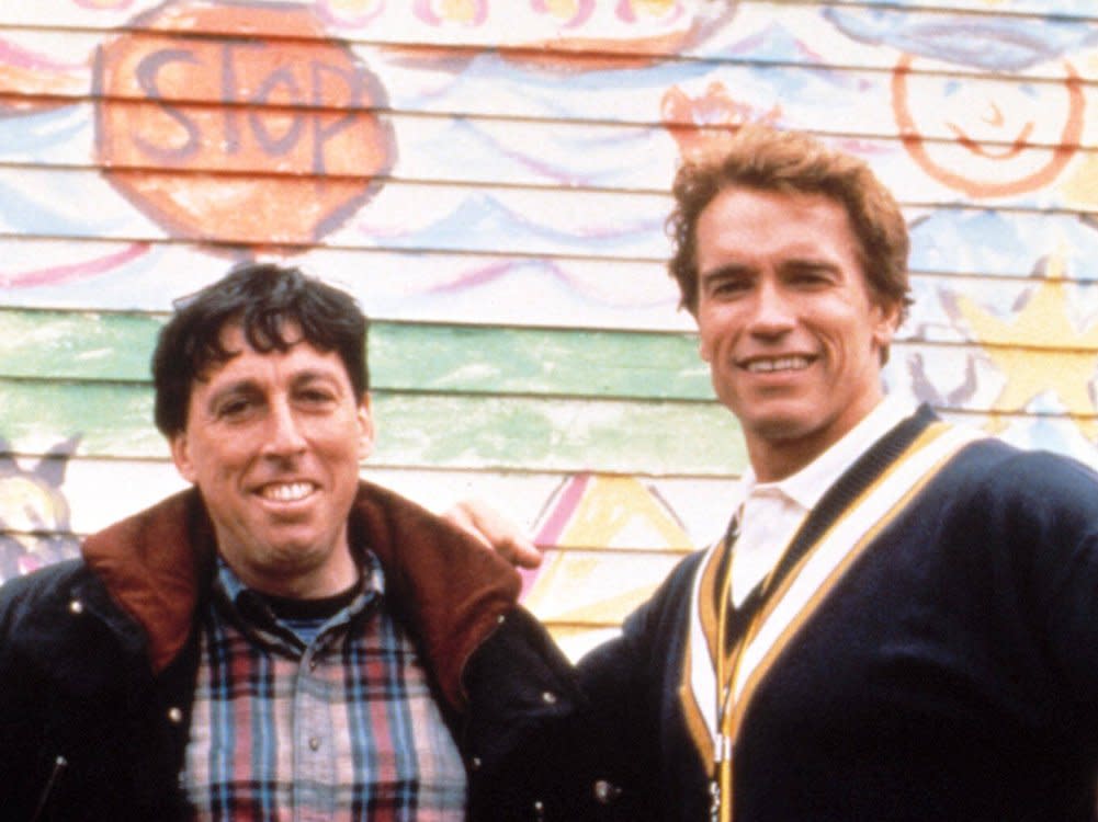 Ivan Reitman (l.) und Arnold Schwarzenegger bei den Dreharbeiten zu "Kindergarten Cop" (1990). (Bild: imago/Everett Collection)