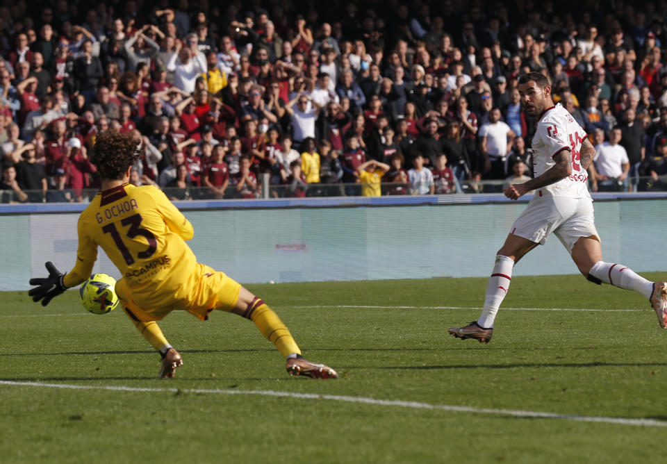 Guillermo Ochoa atajando un balón pateado por el francés Theo Hernández. (Carlo Hermann/DeFodi Images via Getty Images)