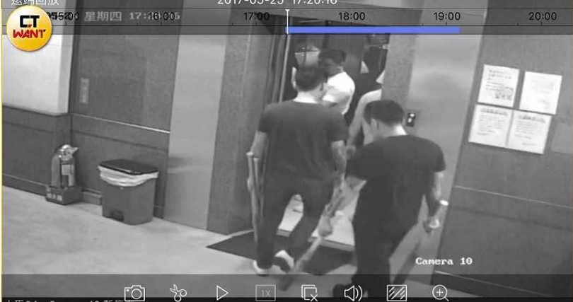 曾有一群年輕人手持棒球棍，搭乘豪宅電梯入內，凶狠模樣嚇壞住戶，也讓社區安全問題拉警報。（圖／讀者提供）