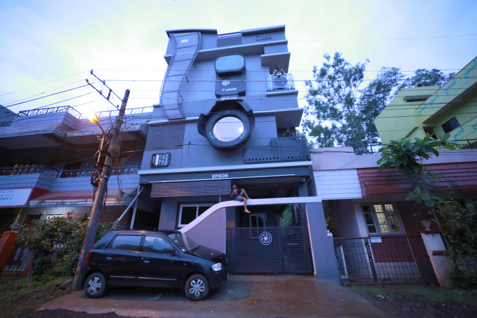 Ein indischer Fotograf liebt Kameras so sehr, dass er selbst sein Haus in eine verwandelt hat (Bild: Caters News)