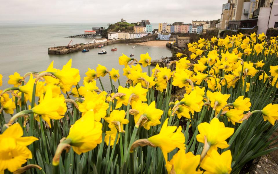 UK weather: Storm Doris winds reach 87mph as flights cancelled and commuters face major disruption