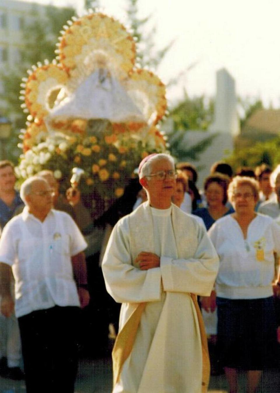 Georgina Nieto a la derecha del obispo Agustín Román en una procesión por el 25 aniversario de la Cofradía de la Ermita con la imagen de la Virgen.