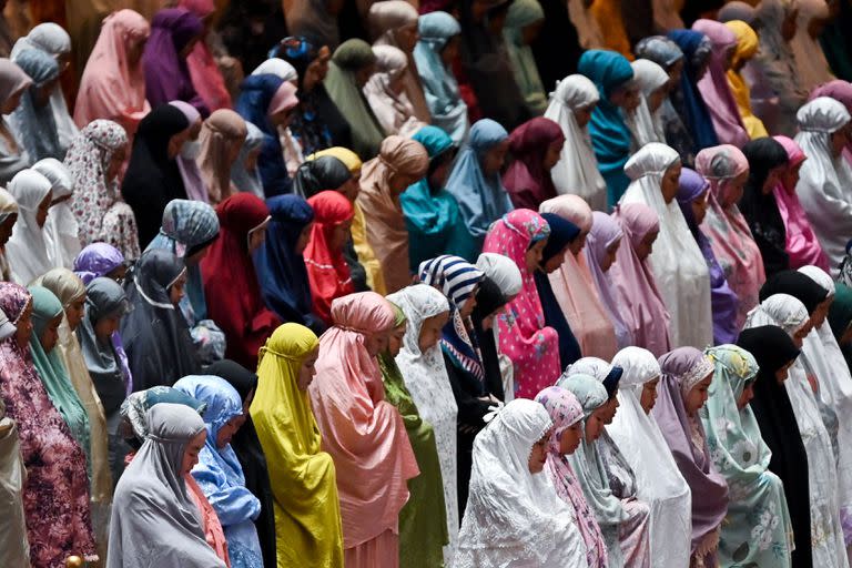 Esta foto tomada el 26 de marzo de 2023 muestra a musulmanes realizando oraciones nocturnas durante el mes sagrado del Ramadán en la mezquita Istiqlal en Yakarta, Indonesia. 