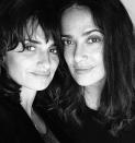 <p>“Buenos días! #friends #forever #salma” - mehr steht nicht neben dem aktuellen Selfie von Penélope Cruz, 42. Es zeigt die Oscar-Preisträgerin (2009, für “Vicky Cristina Barcelona”) neben ihrer Freundin und Kollegin Salma Hayek, 50. Sie hätte auch noch #nomakeup #nofilter #notneeded dazuschreiben können, aber bei so viel natürlicher Schönheit sind alle weiteren Worte überflüssig! (Bild: Instagram/Penélope Cruz)</p>