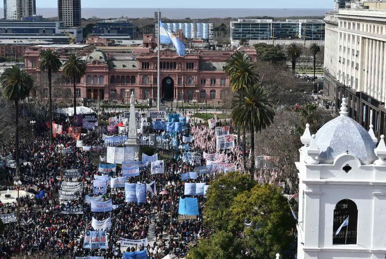 Una columna decidió trasladarse a las puertas del Ministerio del Desarrollo Social, sobre la avenida 9 de Julio