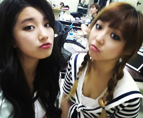Suzy reveals a new photo with Min "Teach me how to look pretty"