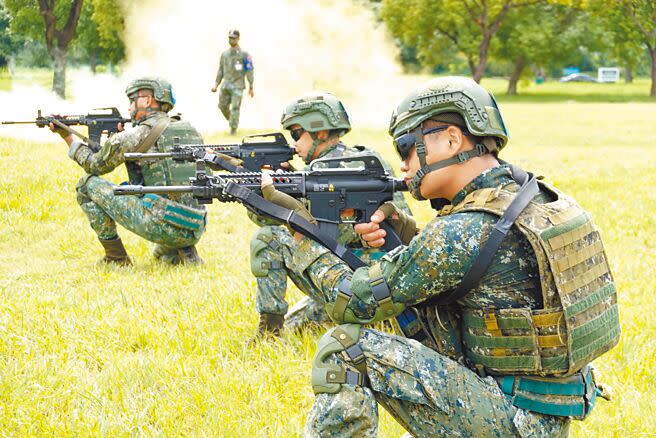 共軍4日起在台海周圍6海域舉行實彈射擊，國軍也持續演練強化戰備。（姚志平攝）