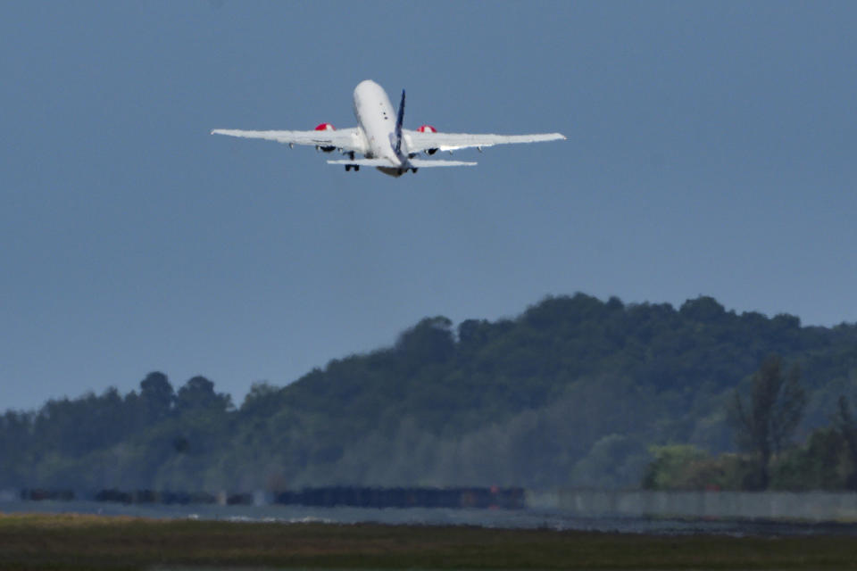 Un avión de evacuación médica de Scandinavian Airlines, en que se cree que viaja el rey Harald V de Noruega, despega de la pista del aeropuerto internacional de Langkawi, Malasia, el domingo 3 de marzo de 2024. (AP Foto/Vincent Thian)