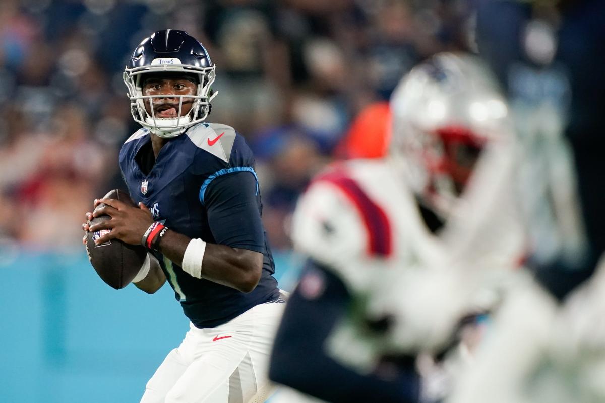 Mike Vrabel's latest update on Titans backup QB race: Willis or Levis?