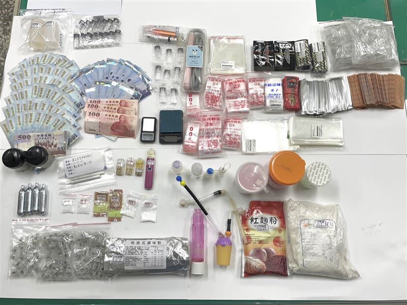 台中警方上門查緝時，屋內5男2女屍用完毒品，精神恍惚，連警方上門都渾然不知。(圖／翻攝畫面)