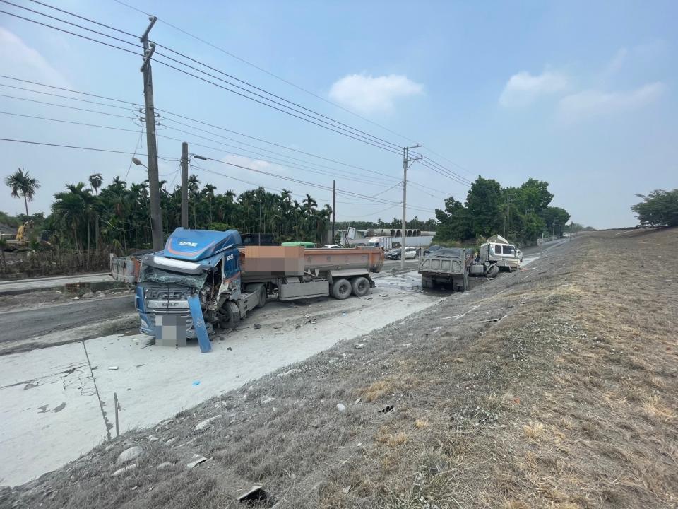 屏東鹽埔鄉防汛道路16日上午發生嚴重車禍，2輛砂石車疑會車不慎對撞，擋風玻璃碎裂、車頭全毀。（圖／里港警分局提供）
