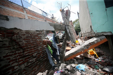 A man looks at the remains of his home after an earthquake in Jojutla de Juarez, Mexico September 21, 2017. REUTERS/Edgard Garrido