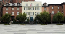 <p>Esta es la Blair House, la residencia oficial para los invitados del presidente de Estados Unidos. Se encuentra justo enfrente de la Casa Blanca y, aunque no es tan conocida, es más grande y lujosa. (Foto: Wikimedia Commons). </p>