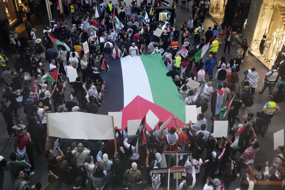 <strong>巴勒斯坦的支持者9日在澳洲雪梨市中心集會遊行。（圖／美聯社）</strong>