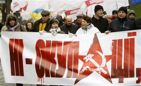 People attend a rally to support EU integration in front of the Ukrainian cabinet of ministers building in Kiev, November 26, 2013. REUTERS/Vasily Fedosenko